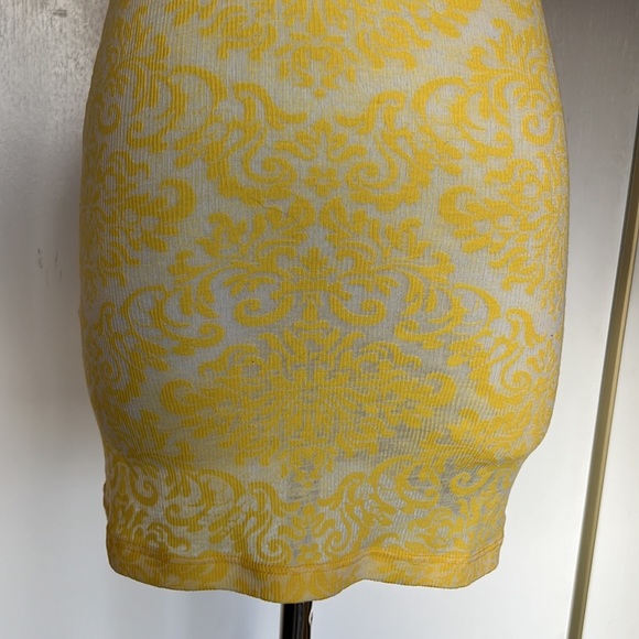 Go Couture yellow ribbed floral tank top. Size M - Picture 4 of 9